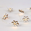 ^ 'WOODEN SNOWFLAKE' 10 LED ΛΑΜΠ. ΣΕΙΡΑ ΜΠΑΤ.(2xAA),WW, ΑΣΗΜΙ ΚΑΛ. ΧΑΛΚ.,IP20, 90+30cm,ΔΙΑΦ ΚΑΛ ΤΡΟΦ